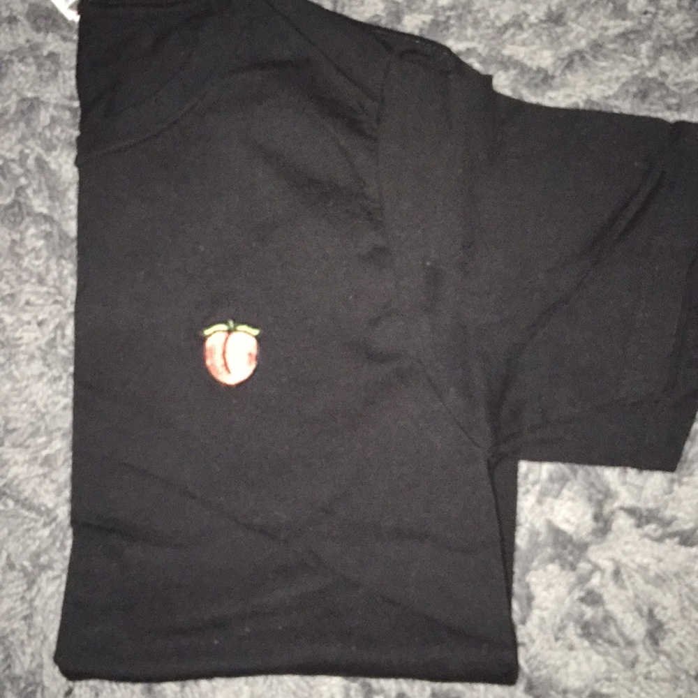 Black peach tee🎾